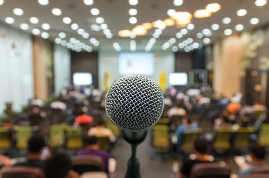 A microphone is in front of an audience.